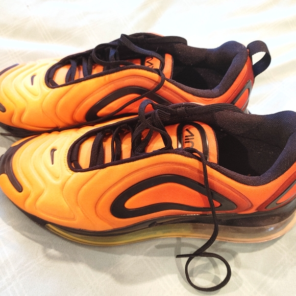 Airmax 720 in Mens 9. In color Sunset - Picture 1 of 5